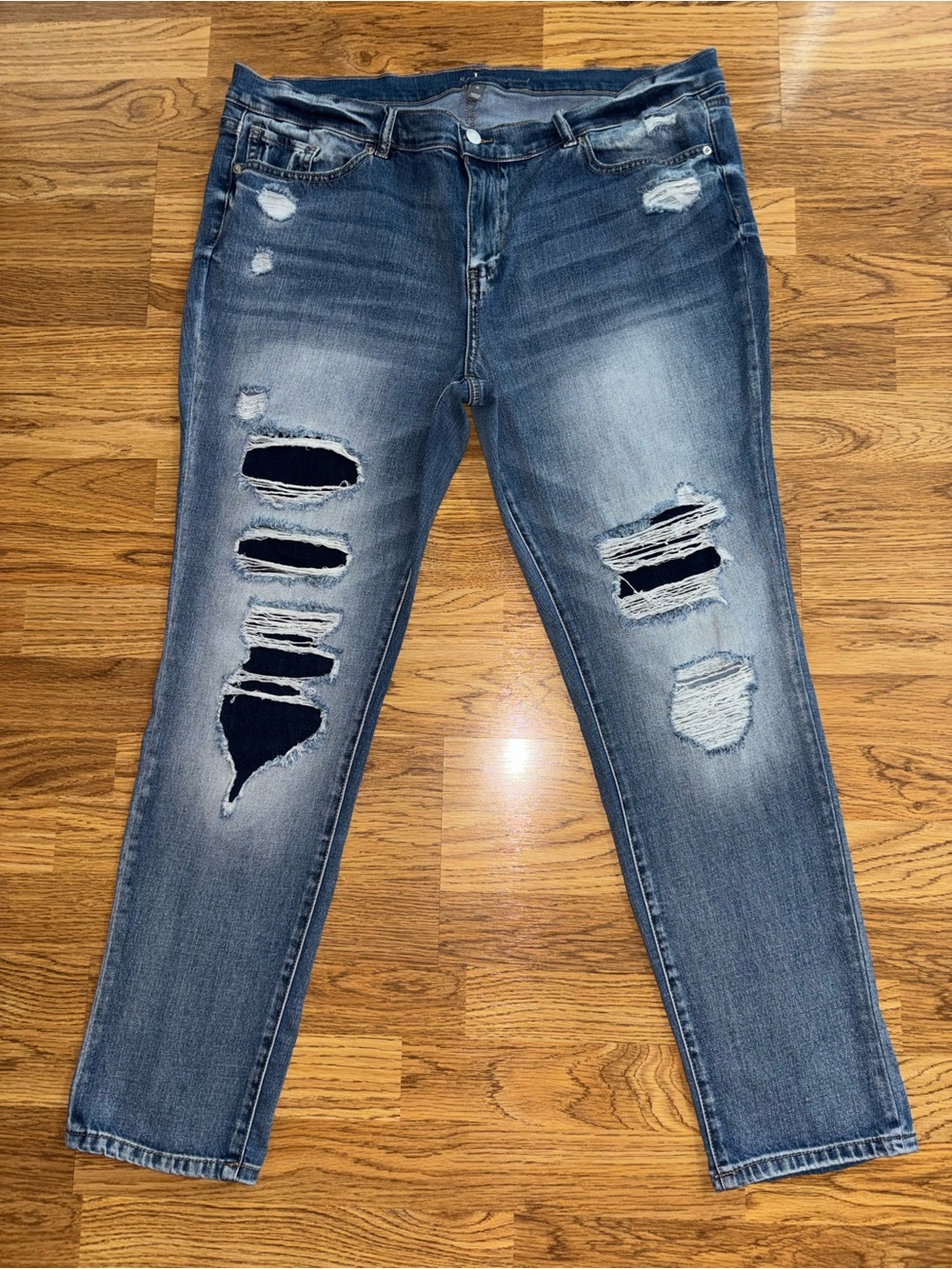 Soho Straight Leg Boyfriend Jeans Women’s Size 16 Length 29 Distressed Patched